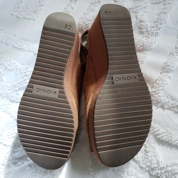 Vionic Camel Platform Wedges - Picture 5 of 7